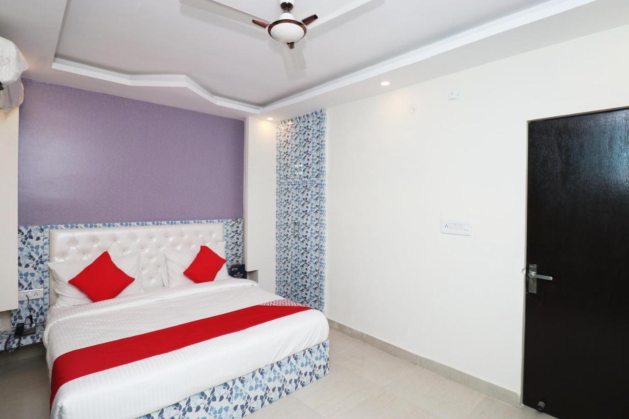 Oyo 25130 Royal 3*