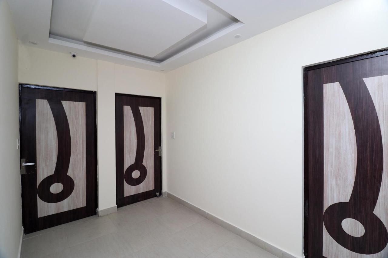 Oyo 25130 Royal 3* New Delhi